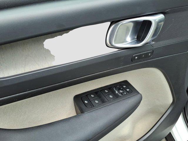 2023 Volvo XC40 B5 Plus Dark Theme