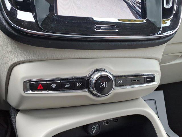 2023 Volvo XC40 B5 Plus Dark Theme