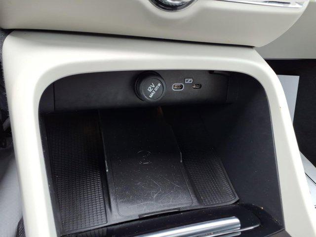 2023 Volvo XC40 B5 Plus Dark Theme