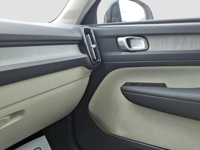 2023 Volvo XC40 B5 Plus Dark Theme