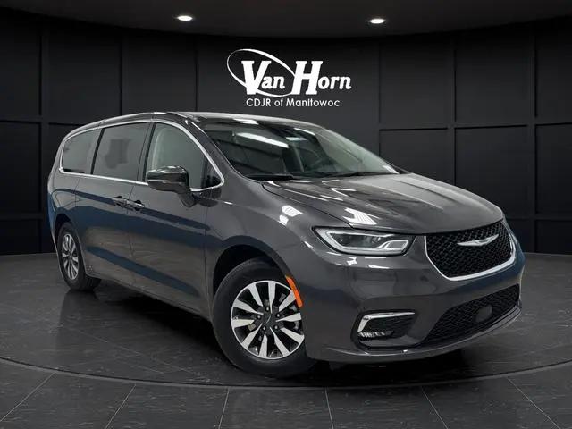 2022 Chrysler Pacifica Hybrid Touring L for sale in Manitowoc, WI