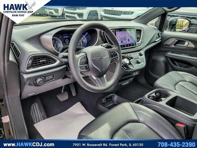 2025 Chrysler Pacifica Select