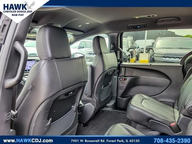 2025 Chrysler Pacifica Select