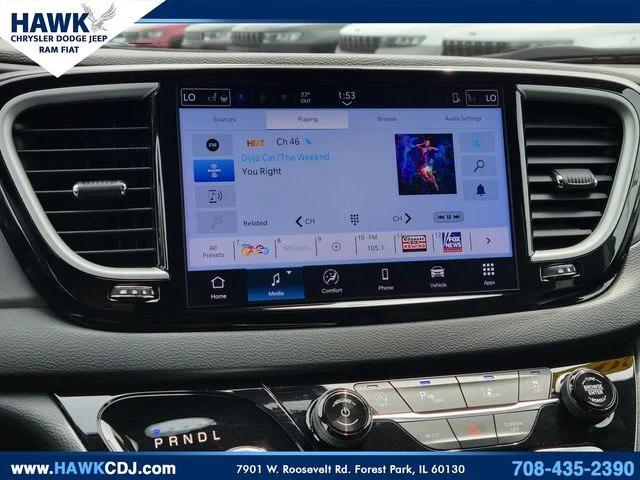 2025 Chrysler Pacifica Select