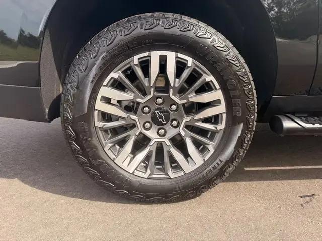 2025 Chevrolet Suburban 4WD Z71