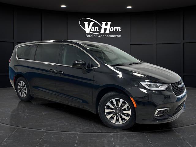 2022 Chrysler Pacifica Hybrid Touring L for sale in Oconomowoc, WI