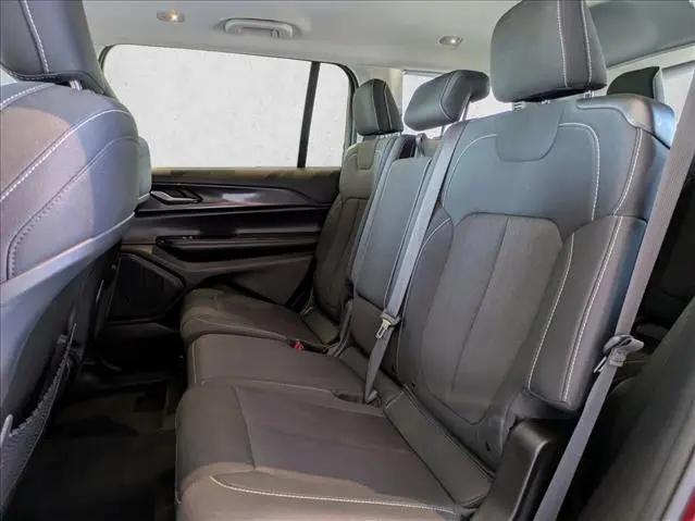 2023 Jeep Grand Cherokee L Laredo 4x4