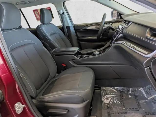 2023 Jeep Grand Cherokee L Laredo 4x4