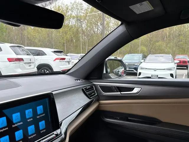 2025 Volkswagen Atlas Cross Sport 2.0T SE w/Technology