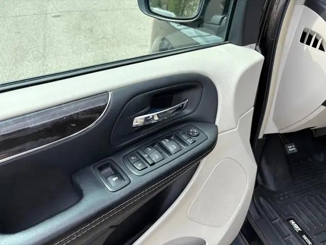 2016 Chrysler Town & Country Touring