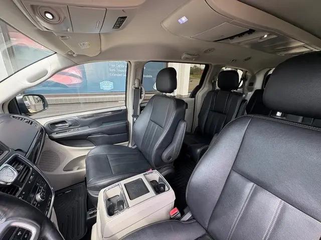 2016 Chrysler Town & Country Touring