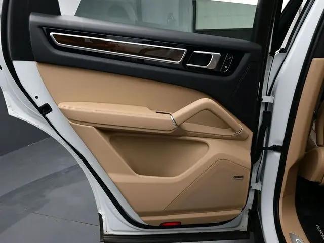 2023 Porsche Cayenne Platinum Edition