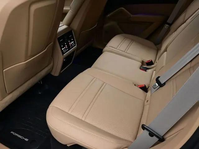 2023 Porsche Cayenne Platinum Edition