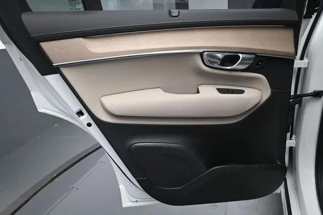 2026 Volvo XC90 Ultra Dark Theme, B6 AWD Gas (mild hybrid), Gasoline, 7 Seats