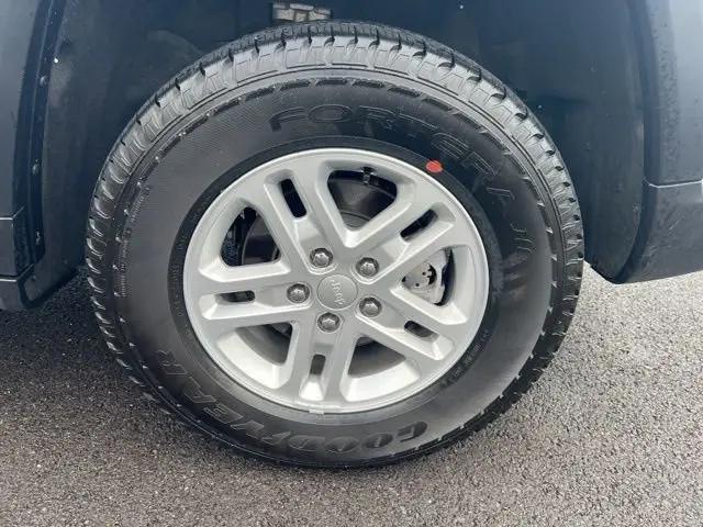 2025 Jeep Grand Cherokee Laredo 4x4