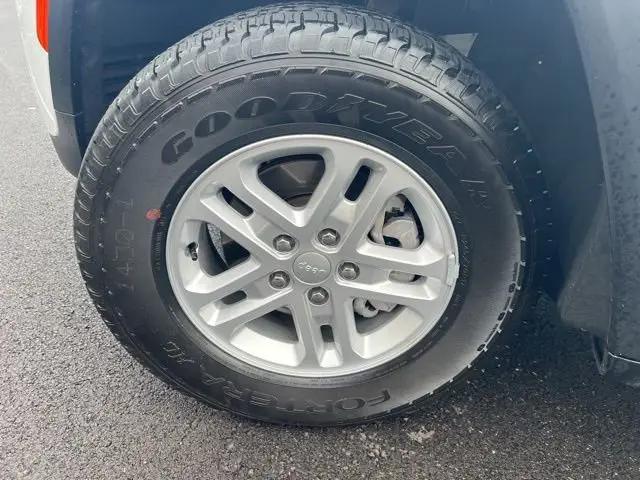 2025 Jeep Grand Cherokee Laredo 4x4
