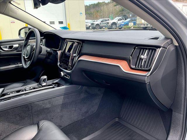 2024 Volvo S60 B5 Ultimate Dark Theme