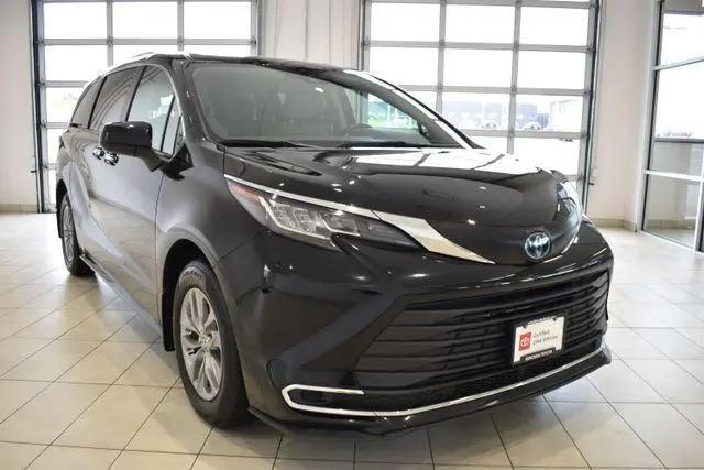2022 Toyota Sienna XLE for sale in Kenosha, WI