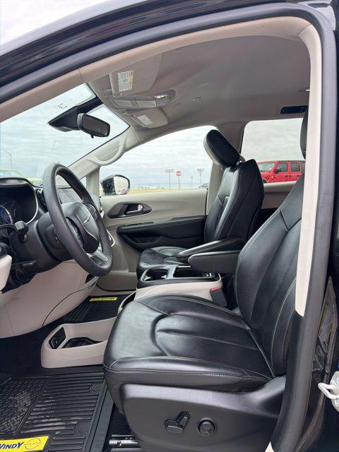 2024 Chrysler Pacifica Hybrid Select