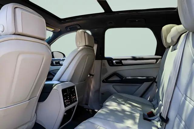 2023 Porsche Cayenne Platinum Edition