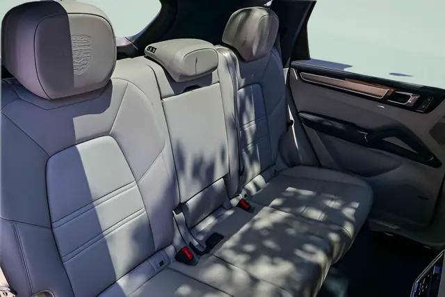 2023 Porsche Cayenne Platinum Edition