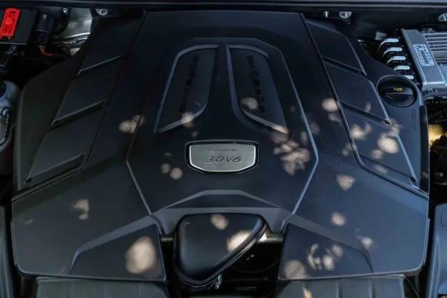 2023 Porsche Cayenne Platinum Edition