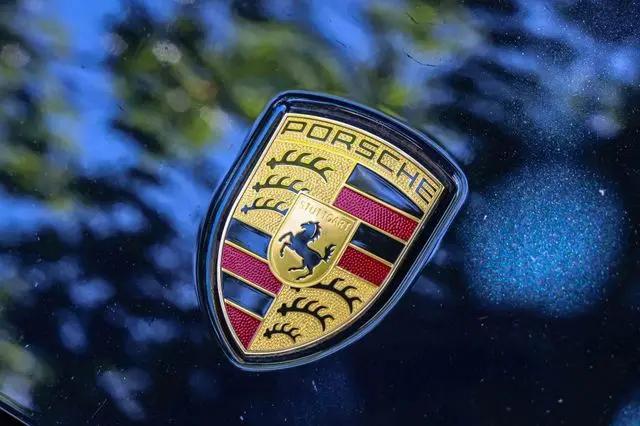 2023 Porsche Cayenne Platinum Edition