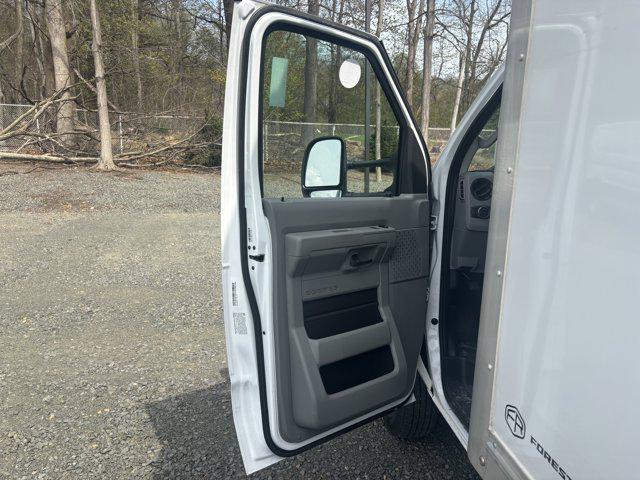 2027 Ford E-Series Cutaway Box Dry Freight