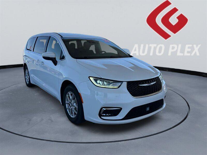 2023 Chrysler Pacifica Touring's photo