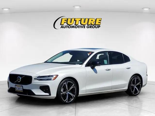 2024 Volvo S60 B5 Core Dark Theme