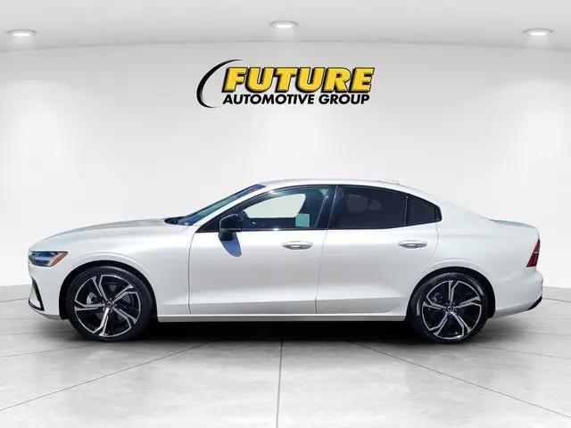 2024 Volvo S60 B5 Core Dark Theme