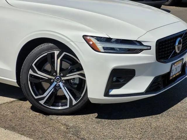 2024 Volvo S60 B5 Core Dark Theme