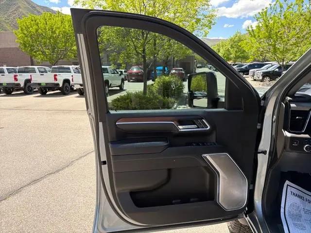 2025 GMC Sierra 2500HD 4WD Crew Cab Standard Bed Denali