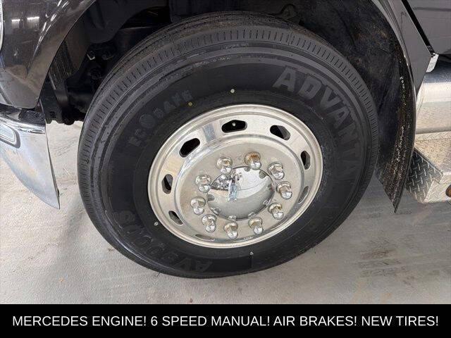 2004 Freightliner M2 Business Class