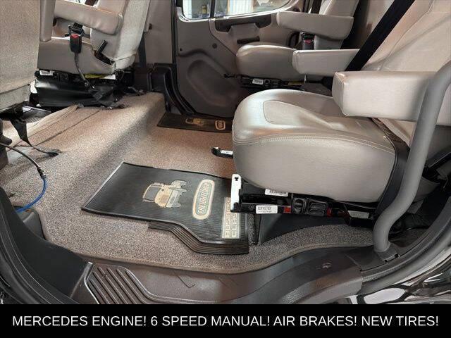 2004 Freightliner M2 Business Class