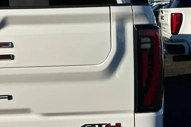 2025 GMC Sierra 2500HD 4WD Crew Cab Standard Bed AT4