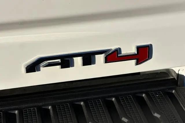 2025 GMC Sierra 2500HD 4WD Crew Cab Standard Bed AT4