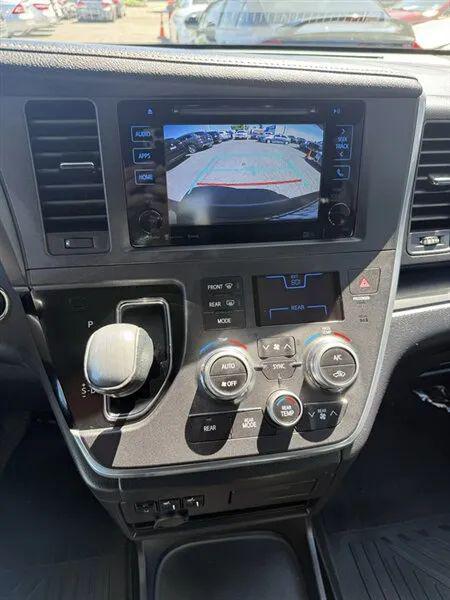 2017 Toyota Sienna SE 8 Passenger