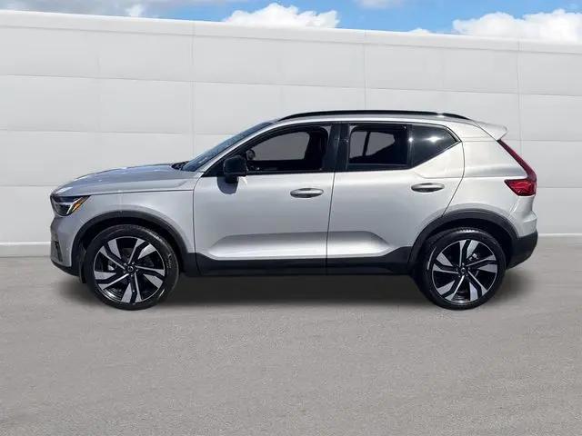 2023 Volvo XC40 B5 Ultimate Dark Theme