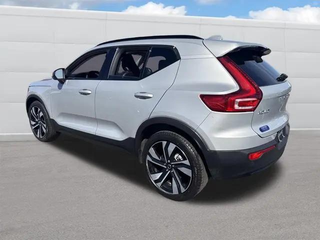 2023 Volvo XC40 B5 Ultimate Dark Theme