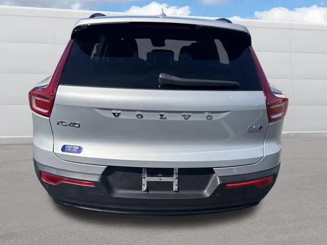 2023 Volvo XC40 B5 Ultimate Dark Theme
