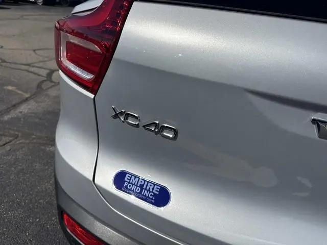 2023 Volvo XC40 B5 Ultimate Dark Theme
