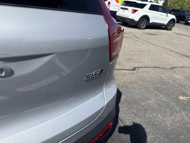 2023 Volvo XC40 B5 Ultimate Dark Theme