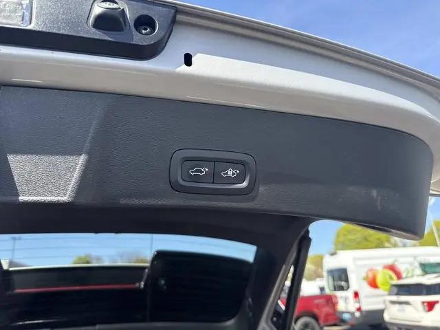 2023 Volvo XC40 B5 Ultimate Dark Theme