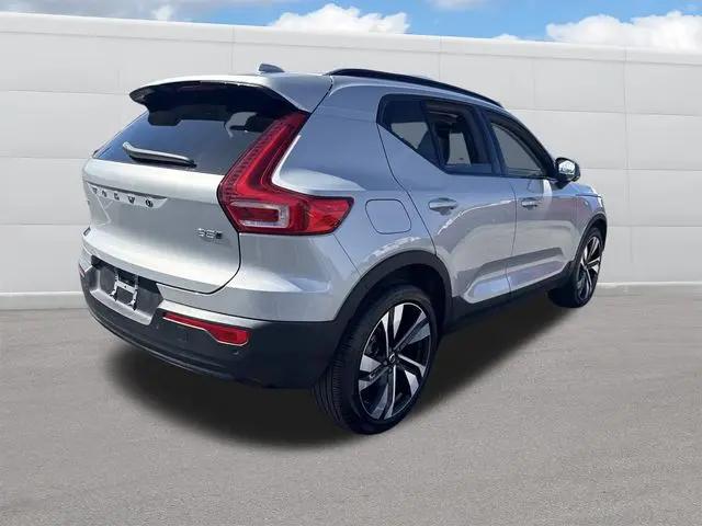 2023 Volvo XC40 B5 Ultimate Dark Theme