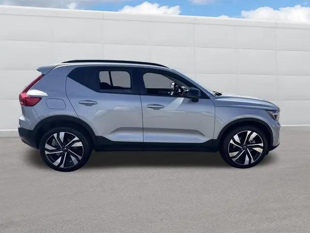 2023 Volvo XC40 B5 Ultimate Dark Theme