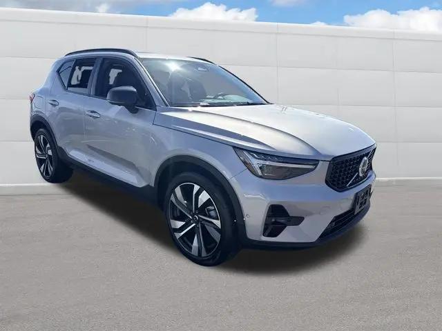 2023 Volvo XC40 B5 Ultimate Dark Theme