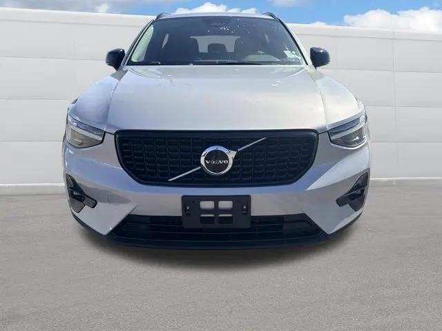 2023 Volvo XC40 B5 Ultimate Dark Theme