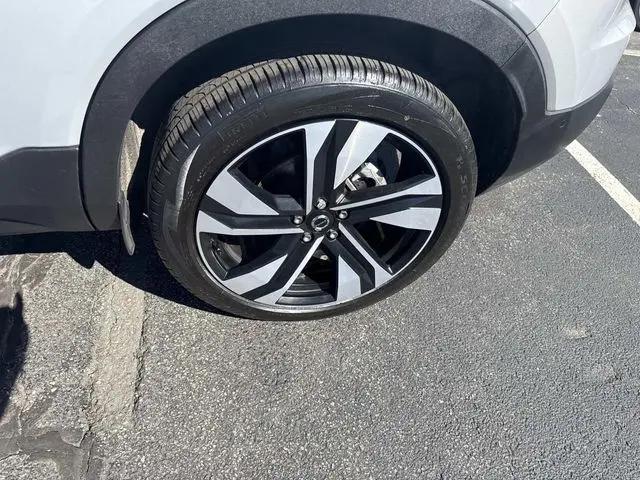 2023 Volvo XC40 B5 Ultimate Dark Theme