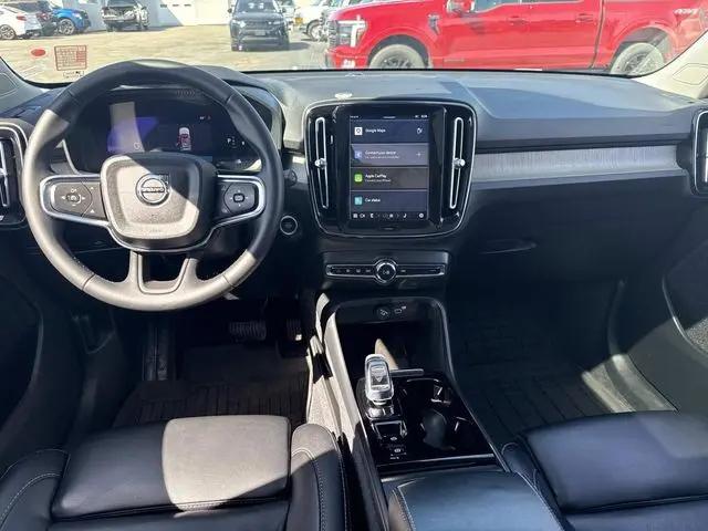 2023 Volvo XC40 B5 Ultimate Dark Theme